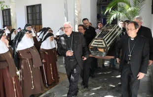 Las comunidad de la Compañía de las Hermanas de la Cruz observan el paso del féretro del P. José Torres, su cofundador. Crédito: Archidiócesis de Sevilla.