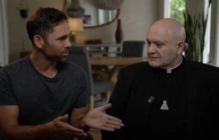 Ryan Bethea (izquierda) y el P. Carlos Martins (derecha), coanfitriones del podcast “The Exorcist Files”. Crédito: The Exorcist Files.