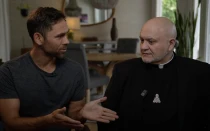 Ryan Bethea (izquierda) y el P. Carlos Martins (derecha), coanfitriones del podcast “The Exorcist Files”.