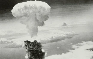 Imagen aérea de la explosión atómica sobre la ciudad japonesa de Nagasaki el 9 de agosto de 1945. Crédito: Shutterstock.