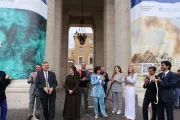 Sor Raffaela Petrini, de la Gobernación de la Ciudad del Vaticano y Paolo Ruffini, de la Comunicación den Vaticano, inauguran la exposición este 7 de mayo