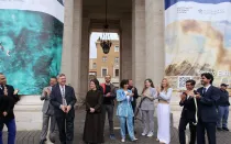 Sor Raffaela Petrini, de la Gobernación de la Ciudad del Vaticano y Paolo Ruffini, de la Comunicación del Vaticano, inauguran la exposición este 7 de mayo