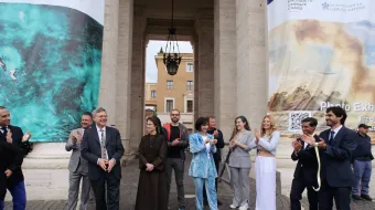 Sor Raffaela Petrini, de la Gobernación de la Ciudad del Vaticano y Paolo Ruffini, de la Comunicación del Vaticano, inauguran la exposición este 7 de mayo