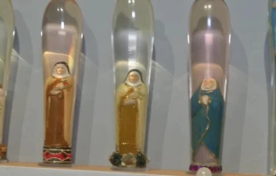 Imágenes religiosas dentro de preservativos de cristal denunciadas por Abogados Cristianos. Crédito: FEAC