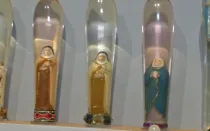 Imágenes religiosas dentro de preservativos de cristal denunciadas por Abogados Cristianos.