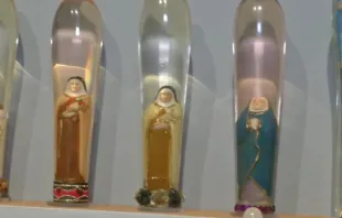 Imágenes religiosas dentro de preservativos de cristal denunciadas por Abogados Cristianos. Crédito: FEAC