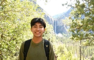 Ezequiel Ponce está entre los adolescentes elegidos para hacer preguntas al Papa León XIV en el National Catholic Youth Conference el 21 de noviembre de 2025. Crédito: Cortesía de la National Federation for Catholic Youth Ministry.