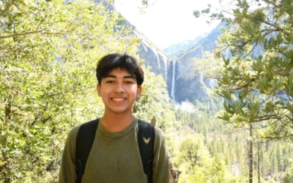 Ezequiel Ponce se encuentra entre los adolescentes elegidos para hacerle preguntas al Papa León XIV en la Conferencia Nacional de Jóvenes Católicos el 21 de noviembre de 2025. Crédito: Cortesía de la Federación Nacional para el Ministerio de Jóvenes Católicos.