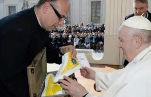 El Papa Francisco recibe las Nike personalizadas. Cru00e9dito: Vatican Media 