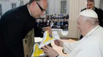 El Papa Francisco recibe las Nike personalizadas. Crédito: Vatican Media