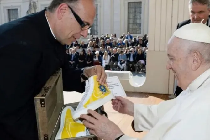 ¿El Papa Francisco usará estos tenis Nike personalizados?