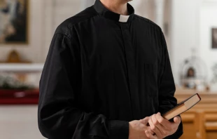 Imagen referencial de un sacerdote. Crédito: Freepik