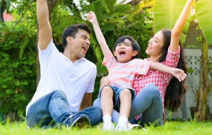 Imagen referencial de una familia. Crédito: Sunan Wongsa-nga