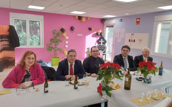 El matrimonio Antón, tras la profesión de votos perpetuos de Josu, junto a su otro hijo, David y el padre de Mati. Crédito: Cedida por la familia Antón.