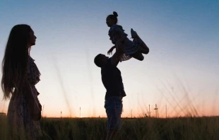El instituto Juntos por la Vida anunció el lanzamiento de su curso “Formar para amar”. Crédito: Klara Kulikova / Unsplash.