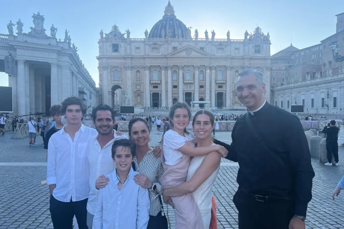 Fotografía de una familia que viajó a Roma desde México