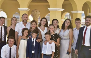 Pedro Sánchez Sáez y María Begoña Ballester Zapata con sus 12 hijos. Crédito: Cortesía de la familia.
