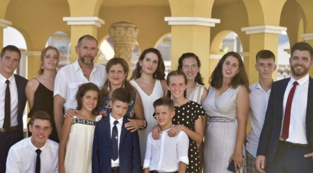 Pedro Sánchez Sáez y María Begoña Ballester Zapata con sus 12 hijos