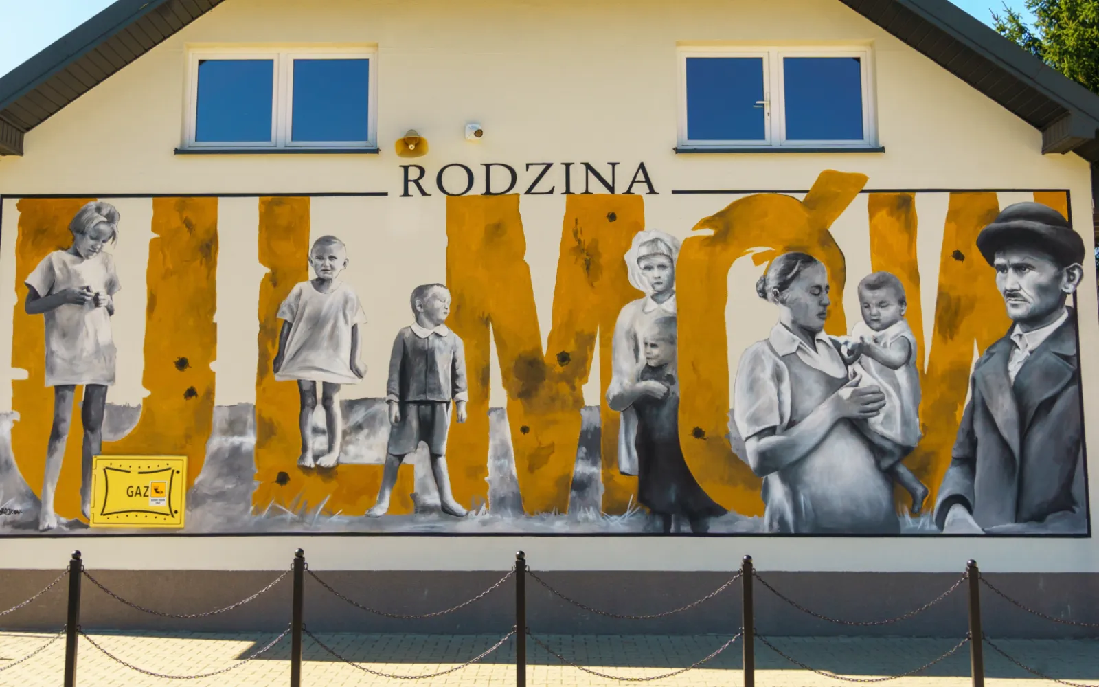 Mural con cada uno de los mártires en una estación de tren en Polonia. Las letras dicen Familia Ulma?w=200&h=150