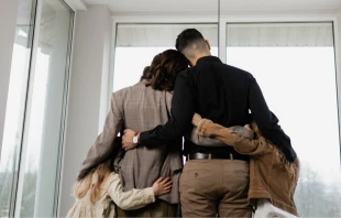 Imagen referencial de una familia. Crédito: Alena Darmel / Canva