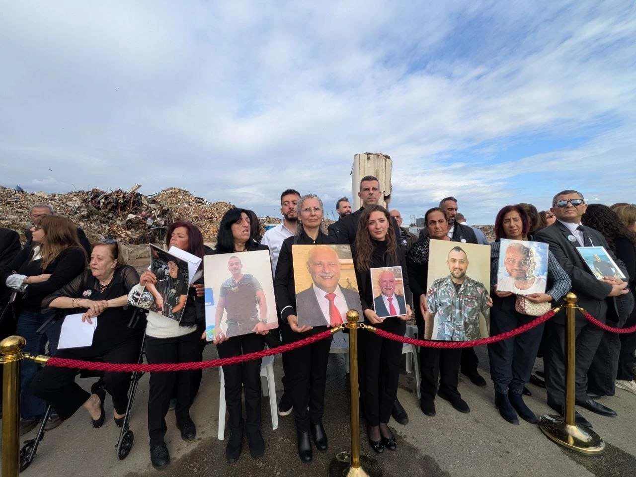 Unos 60 familiares de las víctimas sostienen carteles con las fotos de sus seres queridos fallecidos en la explosión del 2020 en el puerto. Crédito: AIGAV