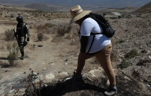 Labores del colectivo de búsqueda de personas desaparecidas Una Nación Buscando T, con sede en Tijuana, Baja California (México), en 2020. Crédito: David Peinado Romero / Shutterstock.