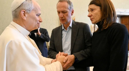 El Papa saluda a los familiares de las víctimas de Crans-Montana