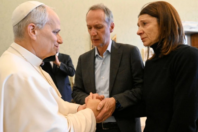 El Papa saluda a los familiares de las víctimas de Crans-Montana