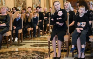 Familiares de mineros fallecidos escuchan al Papa. Cru00e9dito: Vatican Media 