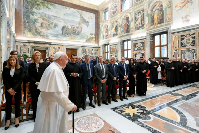 El Papa Francisco recibe a los empleados de la Farmacia Vaticana
