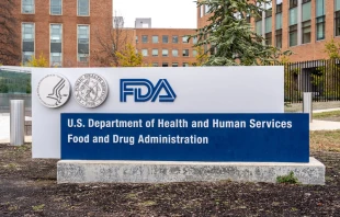 Letrero de la Administración de Alimentos y Medicamentos (FDA) en su sede en Washington D.C. (Estados Unidos). Crédito: JHVEPhoto/Shutterstock.