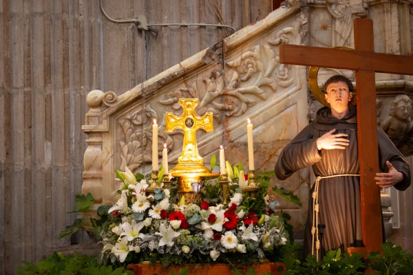 Imagen de San Felipe de Jesús junto a su reliquia, en la Catedral Metropolitana de Ciudad de México, este 5 de febrero. Crédito: Catedral Metropolitana de la Arquidiócesis Primada de México.