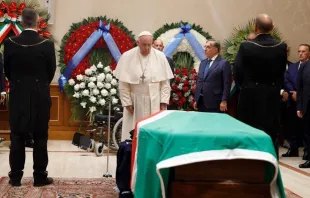 El Papa Francisco ante el féretro de Giorgio Napolitano Crédito: Vatican Media