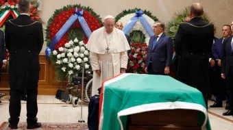 El Papa Francisco ante el féretro de Giorgio Napolitano
