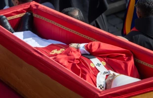 Imagen del féretro del Papa Francisco durante la procesión de Santa Marta a la basílica de San Pedro Crédito: Daniel Ibáñez/ EWTN News