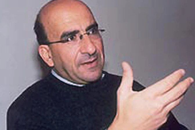 Obispo chileno pide no dañar más al matrimonio con unión homosexual