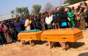 Fieles frente a los ataúdes de cristianos asesinados en Nigeria. Crédito: ACN