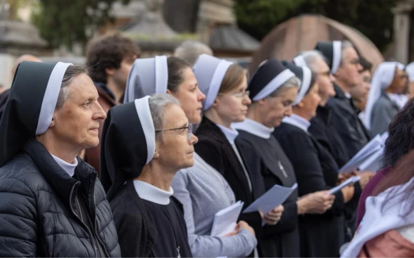 Fieles en la Misa del Papa León XIV en el Cementerio del Verano en Roma. Crédito: Crédito: Daniel Ibáñez / EWTN