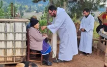Sacerdote lleva la Comunión a una anciana en la Fiesta del Cuasimodo