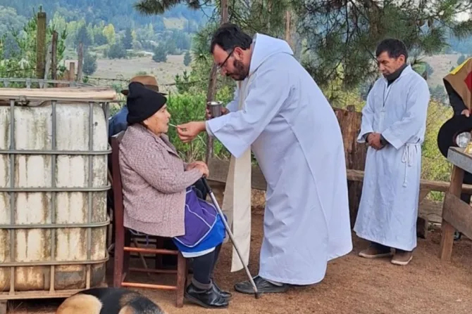 Sacerdote lleva la Comunión a una anciana en la Fiesta del Cuasimodo