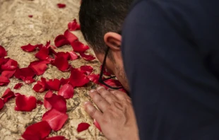 Veneración del lugar donde cayó la Sangre de Cristo el Jueves Santo Crédito: BM - CTS