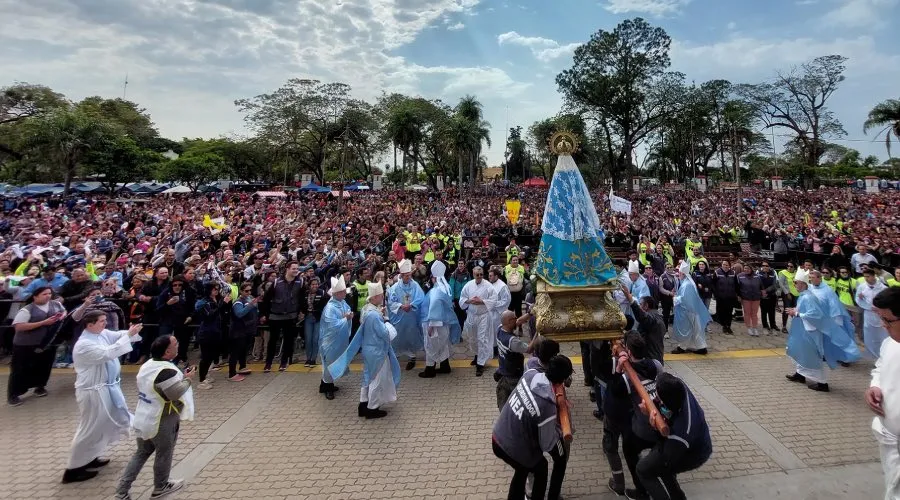 La imagen peregrina de María de Itatí y la multitud de peregrinos frente a la Basílica. Crédito: Noticias Itateñas.?w=200&h=150