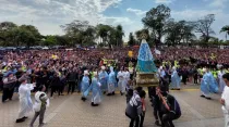 La imagen peregrina de María de Itatí y la multitud de peregrinos frente a la Basílica. Crédito: Noticias Itateñas.