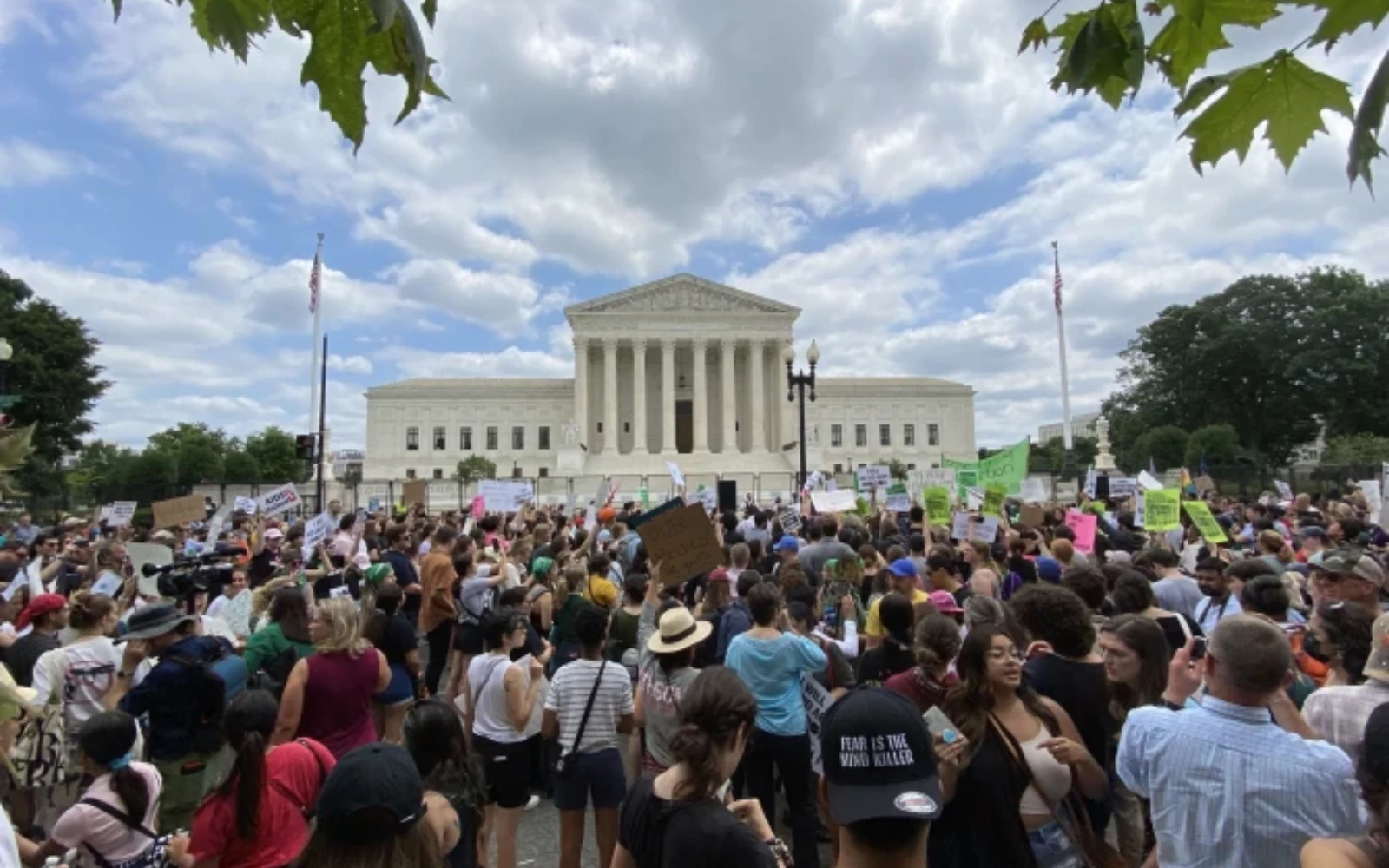La escena frente a la Corte Suprema de Estados Unidos en Washington, D.C., después de que el tribunal emitiera su decisión en el caso de aborto de Dobbs el 24 de junio de 2022.?w=200&h=150