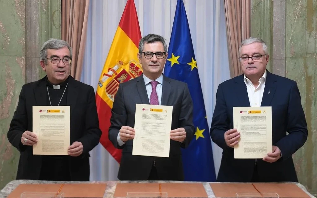 Mons. Argüello, presidente de la CEE; Félix Bolaños, ministro de Presidencia, Justicia y Relaciones con las Cortes; y Jesús Díaz Sariego, presidente de CONFER.?w=200&h=150