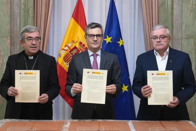 Mons. Argüello, presidente de la CEE; Félix Bolaños, ministro de Presidencia, Justicia y Relaciones con las Cortes; y Jesús Díaz Sariego, presidente de CONFER.
