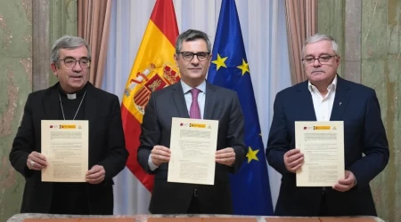 Mons. Argüello, presidente de la CEE; Félix Bolaños, ministro de Presidencia, Justicia y Relaciones con las Cortes; y Jesús Díaz Sariego, presidente de CONFER.
