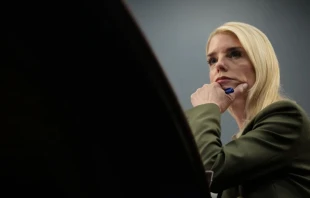 La fiscal general de EE. UU., Pam Bondi, testifica ante el Comité de Asignaciones de la Cámara de Representantes en el Capitolio de EE. UU. el 23 de junio de 2025, en Washington, D.C. La fiscal general de EE. UU., Pam Bondi, testifica ante el Comité de Asignaciones de la Cámara de Representantes en el Capitolio de EE. UU. el 23 de junio de 2025, en Washington, D.C. | Crédito: Kayla Bartkowski/Getty Images