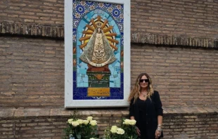 Florencia Delucchi junto a su obra en los Jardines Vaticanos Crédito: Cortesía Florencia Delucchi