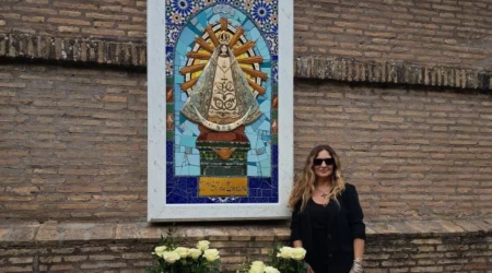 Florencia Delucchi junto a su obra en los Jardines Vaticanos
